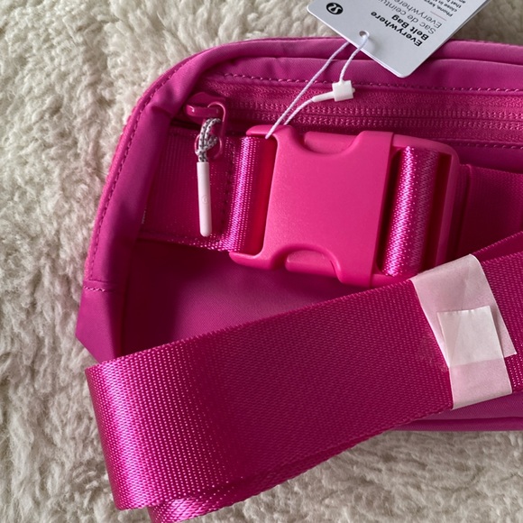 ❤️ Lululemon Everywhere Belt Bag Wordmark Sonic Pink/White NWT - Picture 6 of 10